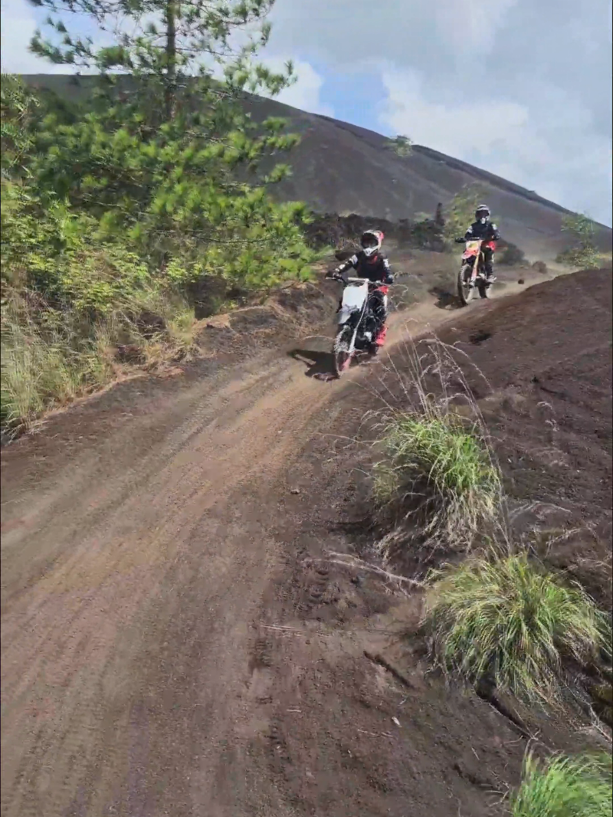 Thank you for riding dirtbike with us @maocosta422  see you on next ride🤙🤙🤙 #kintamanitour #kintamanienduro #balienduro #balidirtbikes #endurotours #enduroparadise 