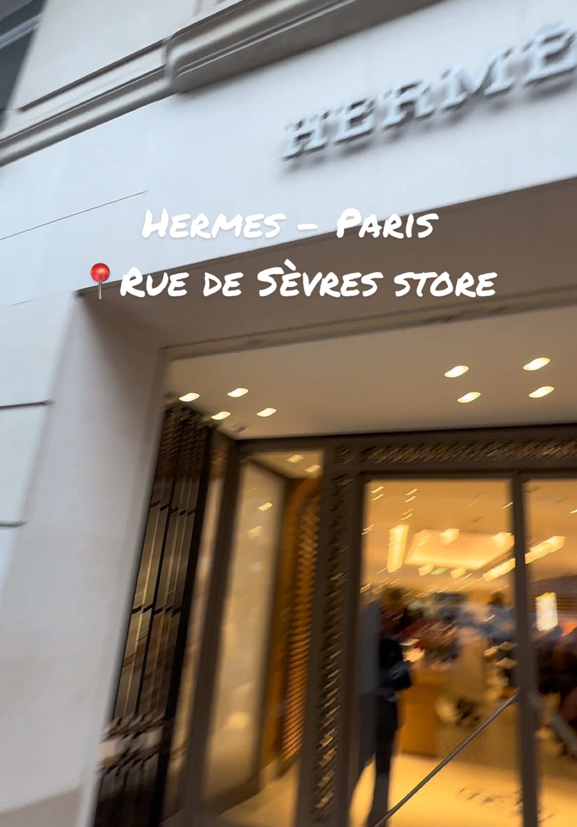 Come shopping with me in the Hermes Paris, Rue de Sèvres store for a pair of #Orans #parisshopping #Hermes #paris #shoppinghaul #cwm #fyp #foryoupage❤️❤️ #hermesoran #hermesruedesèvres #paristiktok #comeshopwithme #bleuglacier #paristiktok 