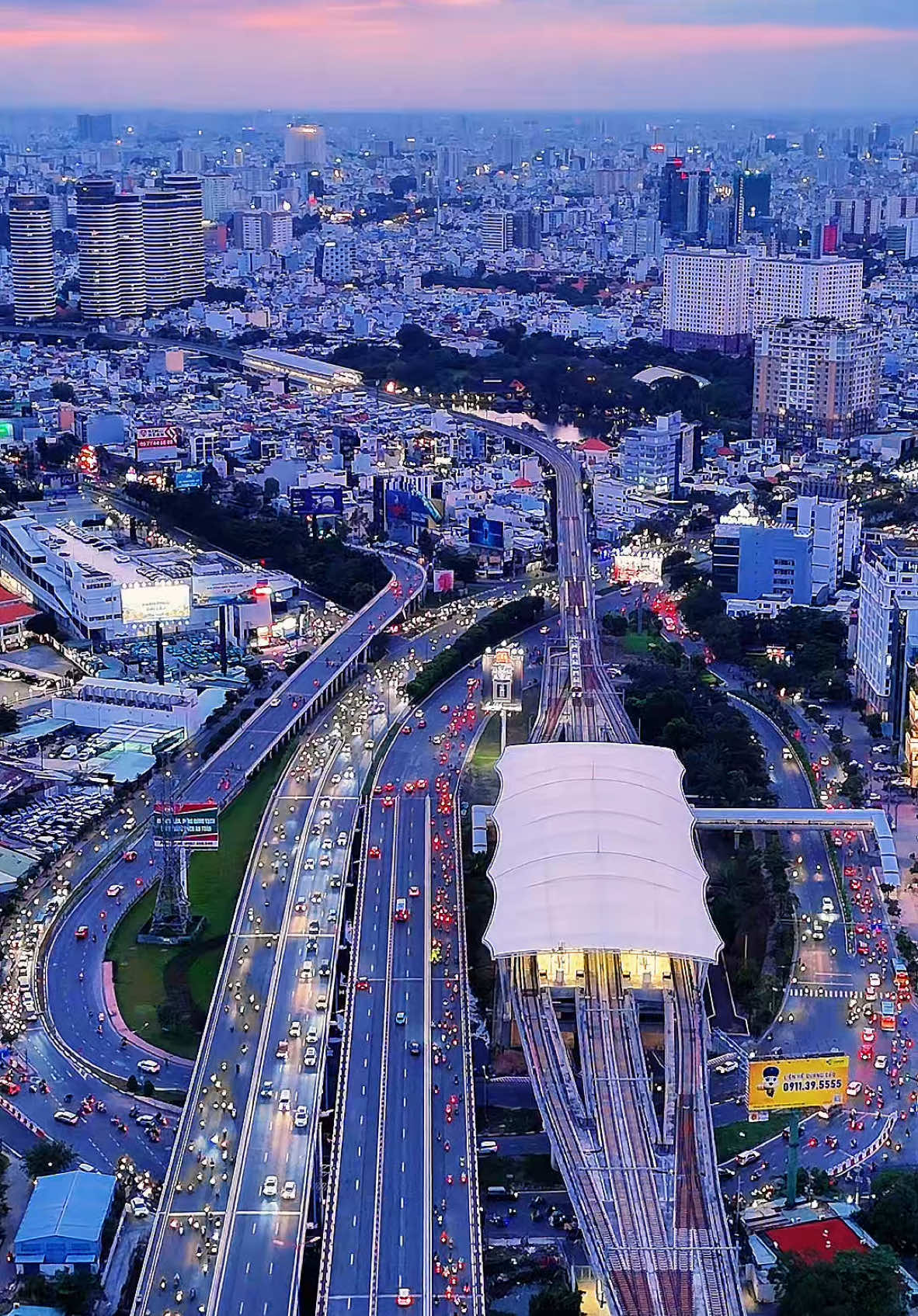 My CITY #city #citylights #metroso1 #saigon #metro 