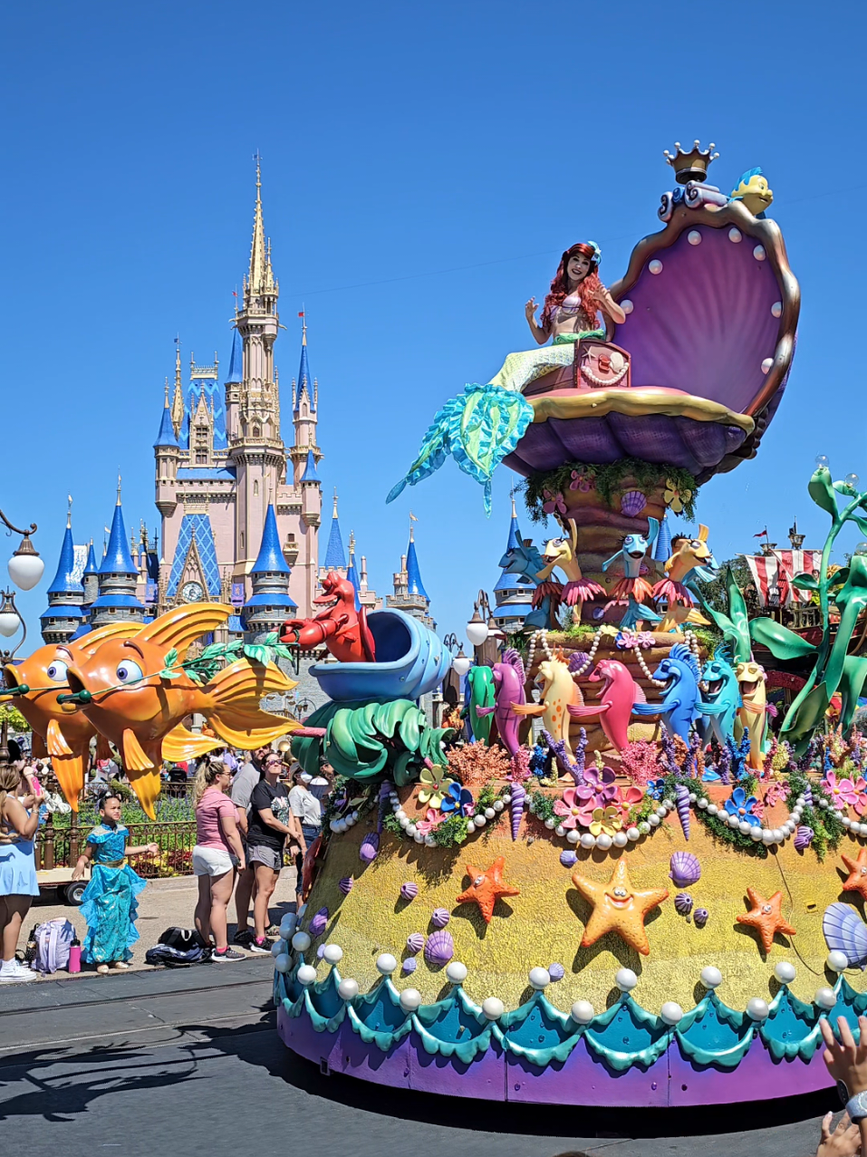 🧜‍♀️ The little mermaid tribute at Disney parks 🧜‍♀️ Aimez-vous le film la petite sirène et avez-vous eu l'occasion de la voir sur les parcs Disney ? ✨  #thelittlemermaid #lapetitesirene #waltdisneyworld #disneylandparis 