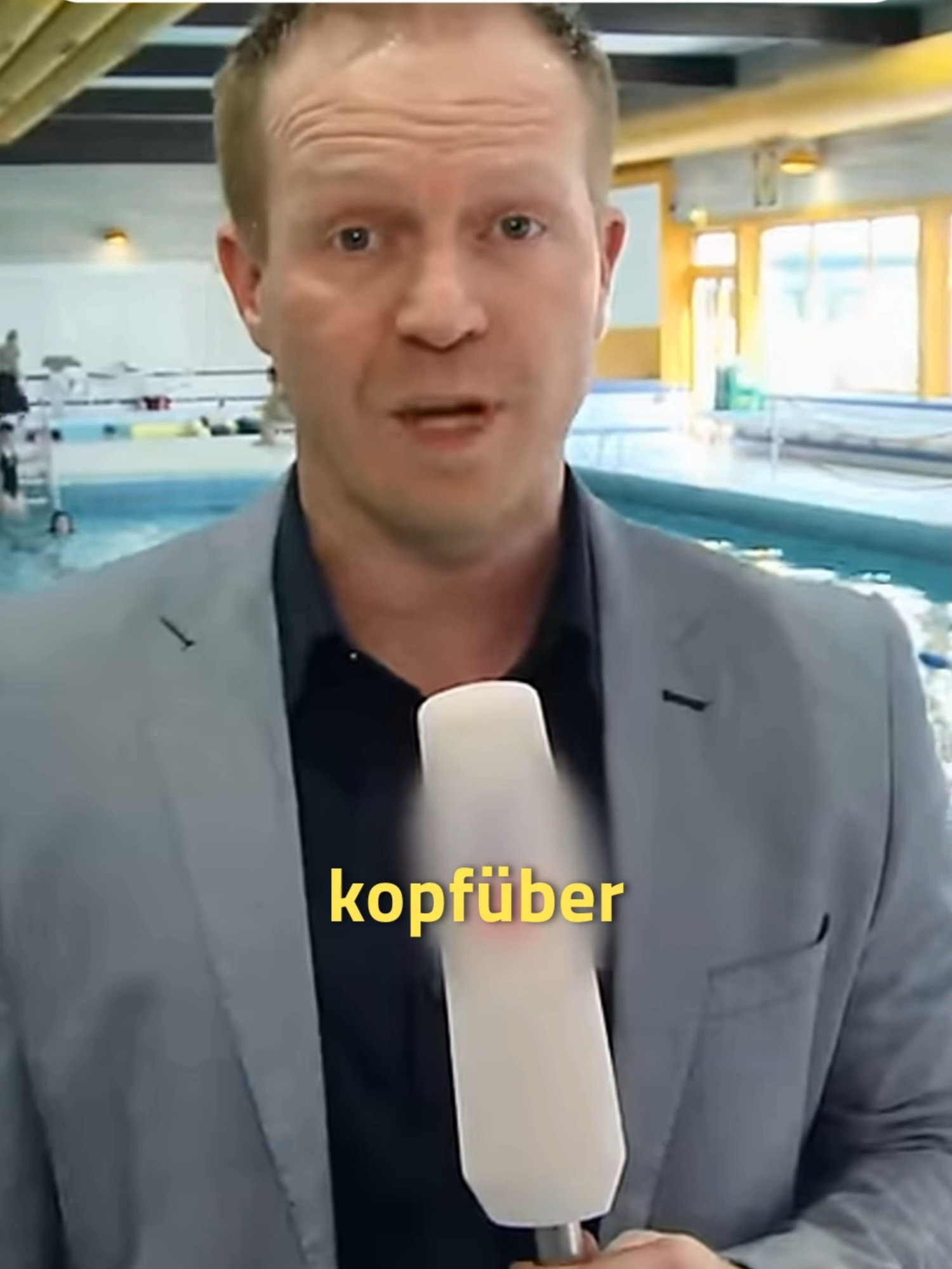 Mann stürzt in Schwimmbad von 3m hohem Turm 😱 #schwimmbad #turm #springen #news #satire #ironie #comedyvideo #funnytiktok #lustig