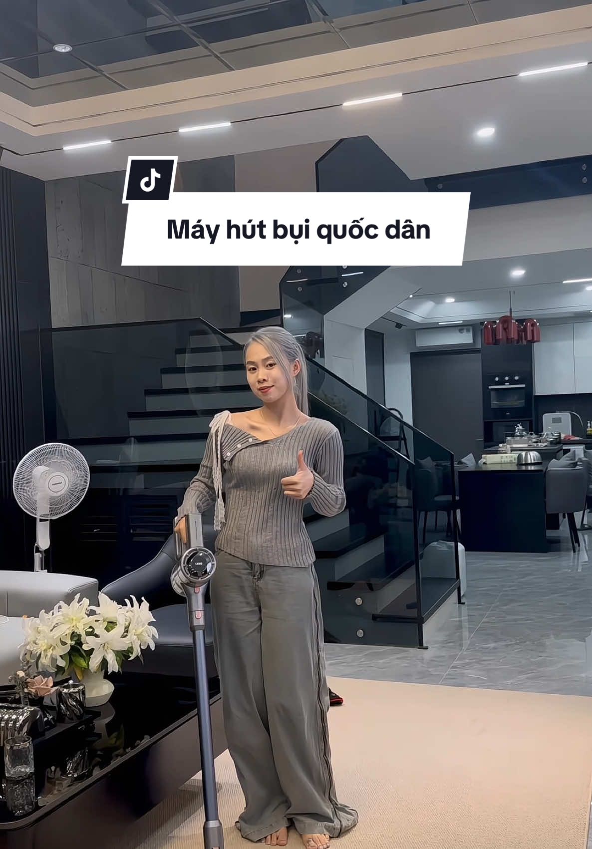 Muốn nhà sạch sẽ thì nên đầu tư 1 chiếc máy hút bụi không dây nha mọi người ơi. #mayhutbui #mayhutbuicamtay #mayhutbuikhongday #mayhutbuiquocdan #UNIQ 