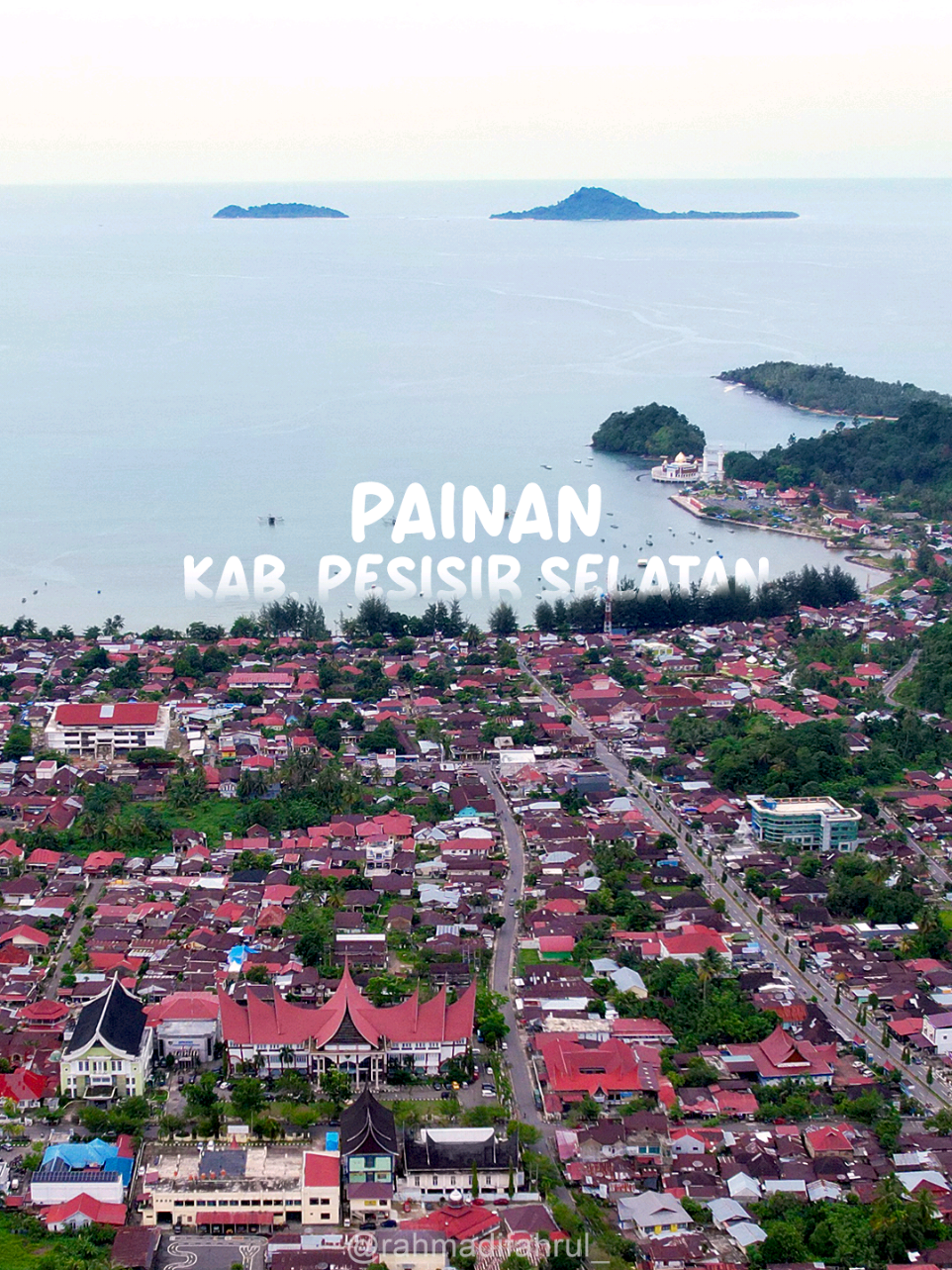 Painan merupakan ibu kota Kabupaten Pesisir Selatan yang menjadi salah satu pilihan destinasi wisata bagi masyarakat lokal maupun wisatawan asing. Coba absen dibawah sanak yang udah pernah ke Painan?!🤩🤩 📍 Lok : Painan, Kab. Pesisir Selatan, Sumatera Barat #sumbarrancak #sumbar #travelsumbar #painan #pesisirselatan #pessel #pasisiarancak #sumbarhitz #travelphotography #pilotdrone #dronephotography #dronevideography #igreels #sitinjaulauik #sumaterabarat #creative #instatravel #wonderfulindonesia #beautifulsumbar #ayokesumbar 
