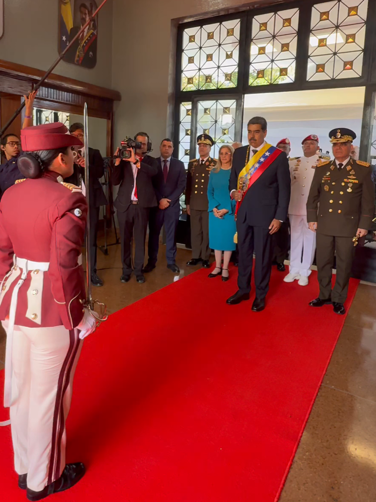 Soy Nicolás Maduro Moros, hombre del pueblo, de los barrios y #PresidenteConstitucional, ratificado, juramentado y Comandante en Jefe de la #FANB. Han jurado en nombre de Bolívar, Zamora y Chávez subordinación, disciplina, obediencia y lealtad absoluta para defender a Venezuela. ¡Dios con nosotros y nosotros siempre Venceremos!