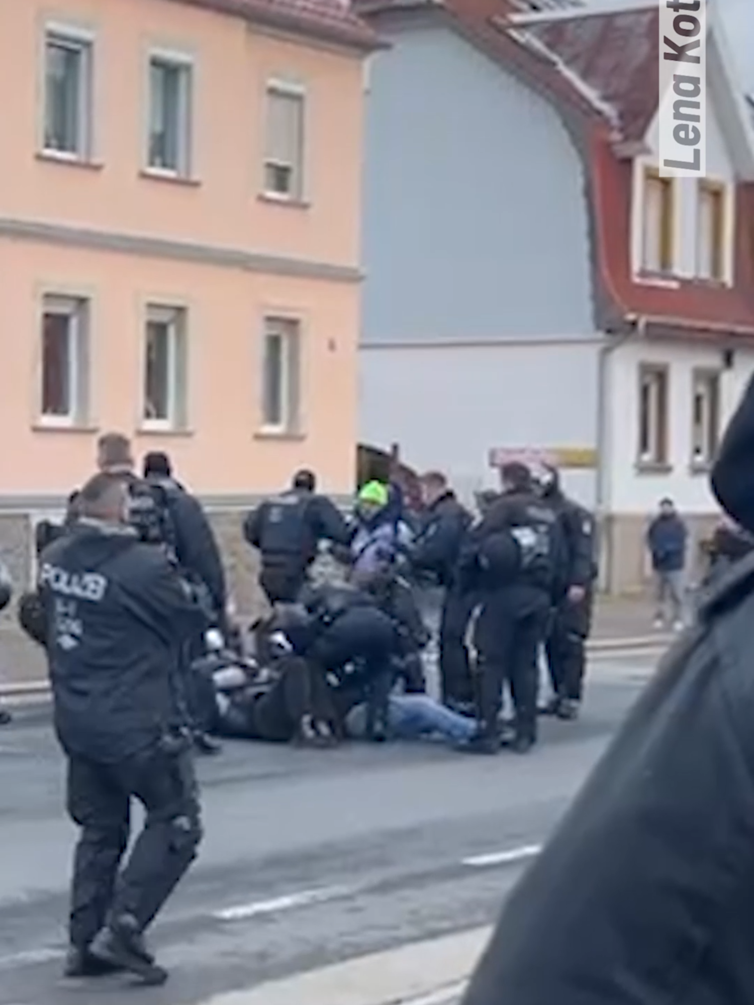 AfD-Bundesparteitag: Die Polizei will eine Handvoll Störer nicht wegräumen – und keine unschönen Bilder vor der Bundestagswahl produzieren! 🤯 Das erinnert an Angela Merkel, die unsere Grenzen offengelassen hatte, um ebenfalls keine unschönen Bilder zu bekommen – was die Folge ist, sehen wir jetzt. Unser Staat scheint überhaupt nicht mehr geltendes Recht umsetzen zu wollen. Die Folgen werden auch nicht lange auf sich warten lassen.