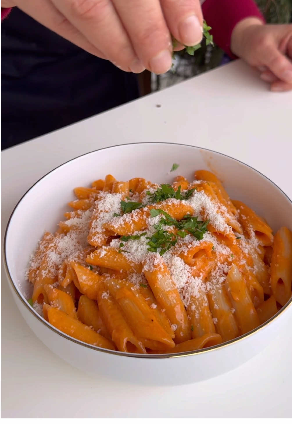 Pasta alla vodka ( pasta Gigi Hadid )  składniki: 350 g szalotka, ząbek czosnku łyżka oliwy i 2 łyżki masła płatki chili duża łyżka koncentratu, 100 g dobrego gęstego przecieru 250 g śmietanki bazylia  lub pietruszka i parmezan 350 g makaron typu penne #vodkapasta #makaron #lata80 #obiad #obiadydomowe #przepis #przepisy #jedzenie #gotowanie 