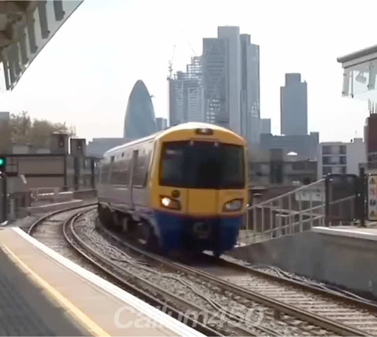 The London Overground 🟠  #londonoverground #class378 #london #ukrailways #uktrains #trainspotting #edit #fyp #trains #2000s #2010sthrowback #callum450 #railways  Credits to TFL (I think)