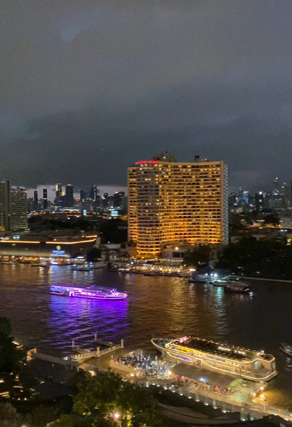 ✨ Primer día en Bangkok ✨ Iniciamos la aventura visitando Iconsiam, un centro comercial impresionante con vistas espectaculares y una oferta gastronómica que no se pueden perder 👌🏽. Aquí disfrutamos de una merienda deliciosa. 🥤🍰 Por la noche, nos dejamos llevar por los aromas y sabores de los puestos callejeros, donde descubrimos lo que pronto se convertiría en nuestra calle de confianza para la comida local. ¡Increíble! 😊🍜 #Bangkok #ViajeGastronómico #Iconsiam #ComidaCallejera #AventuraTailandesa