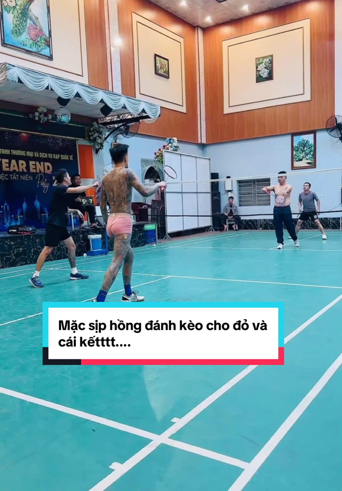 Mặc sịp màu hường đánh cầu cho đỏ và cái kết ......#thethaomoingay #nghiemxuanluong #thethao247 #thethaovn #badminton #caulongphongtrao #caulongvietnam #giaitritiktok #giaitritonghop #haihuoc #haihuocvuinhon #xuhuong #viral 