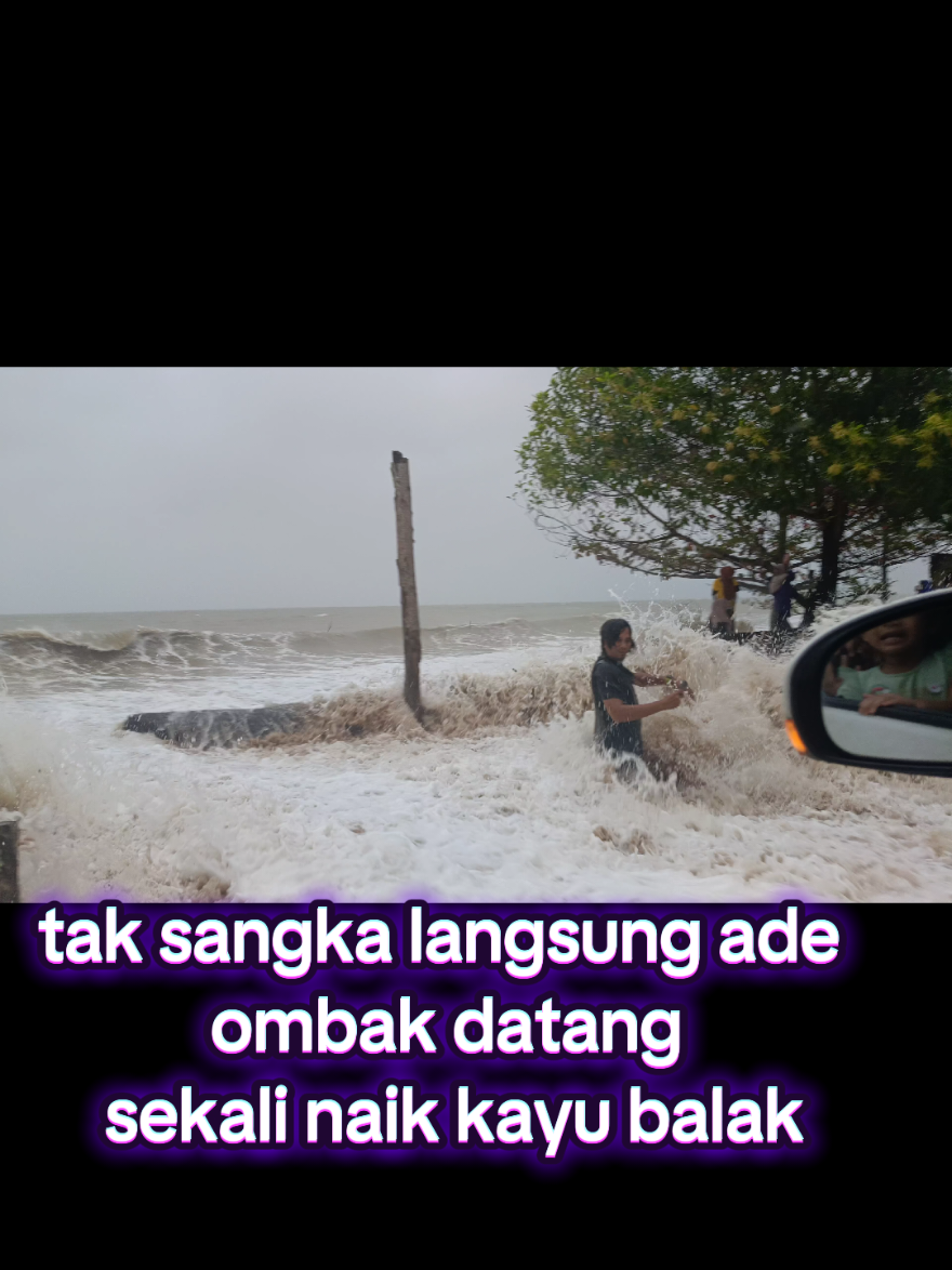 11.1.25 suamiku dilambung ombak. Alhamdulillah panjang umur lagi. Pantai Geliga bukit, belakang klinik kesihatan Kuala Kemaman. #ombakbesarkemaman  #ombakbesar #kualakemaman 