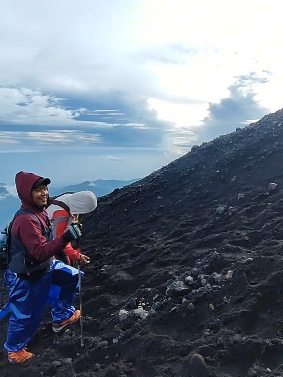 semangat bank...😎#fypシ #foryou #fyp #gunung #rinjani #semangat #lari #lettererinjani#lombok #puncakrinjani #pendakigunung #sunrise #alam #indonesia 