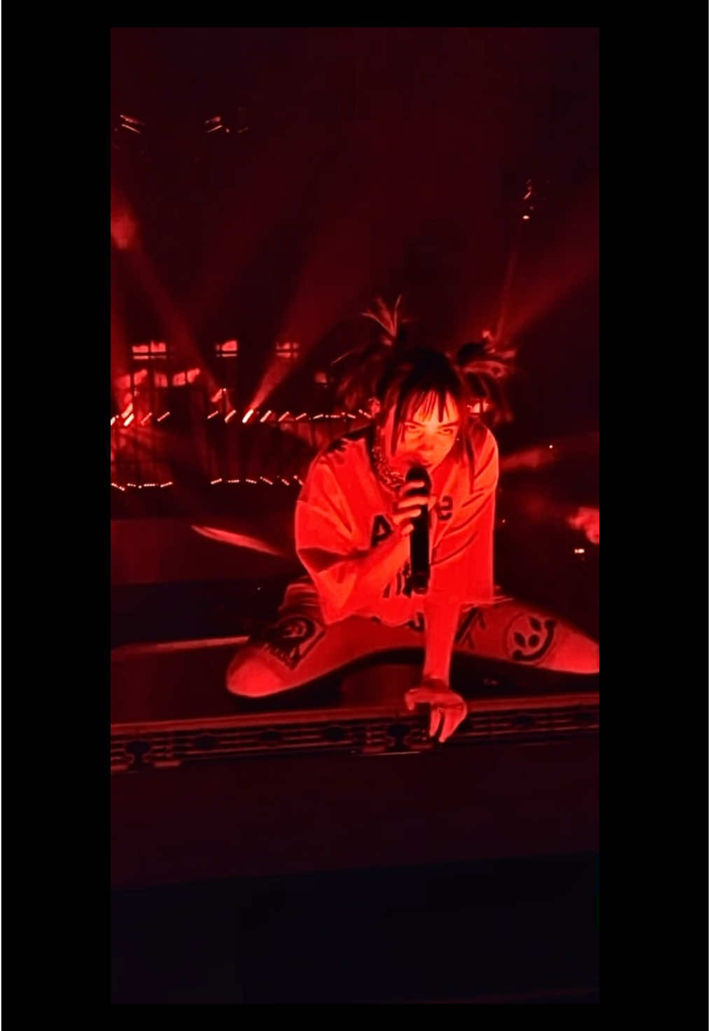 @𝐓𝐎𝐗𝐈𝐍™ CROPPED BILLIE! @BILLIE EILISH #croppedvideo #billiestage #fyp 