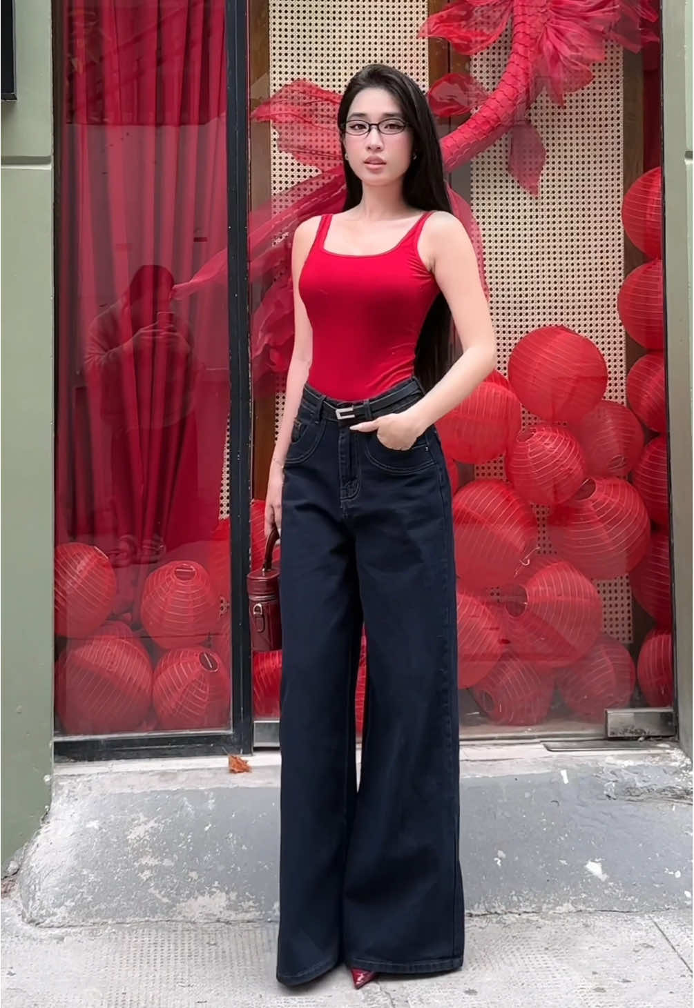 Quá chời xức xắc dới em quần nì🥰🤭  #hongle #emxuan❤️ #TikTokFashion #outfittet #mixandmatch #OOTD #outfitideas #quanjeannu #jeansoutfit #myun 