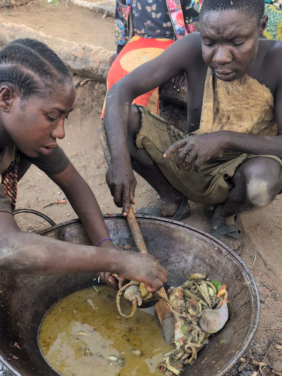 Wife & Husband 😍 Cookie Lunch Meals 😋😲 Very delicious food, Enjoying hadza Favorite Food#hadzabetribe #africa #Africa 