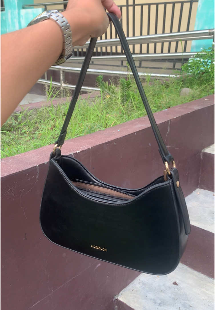 lakas maka classy ng bag na to. super ganda ng quality halatang matibay. #mossdoom #mossdoombag #mossdoomshoulderbag #shoulderbagforwomen #bagforwomen #shoulderbag #bag #underarmbag 