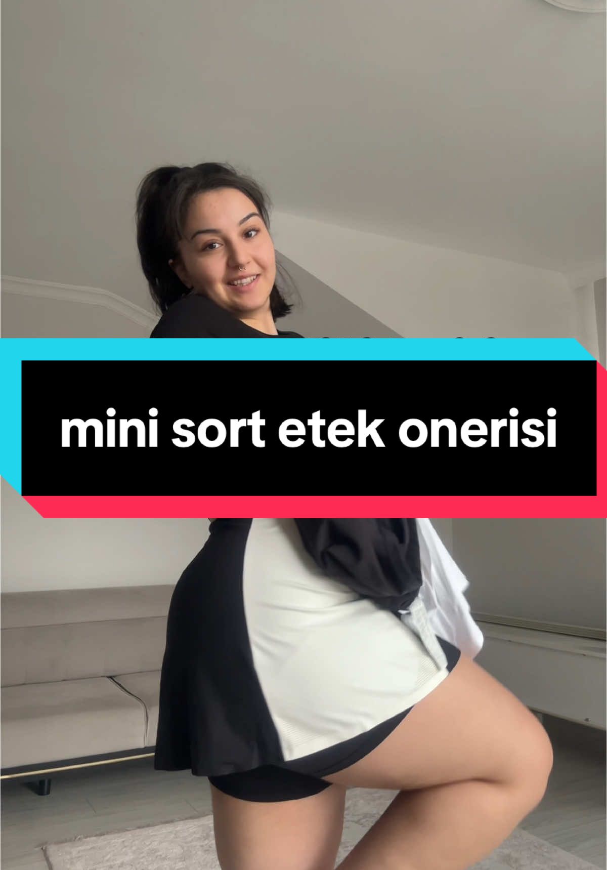 Mini etek onerisi (ozellikle thick baddies icin) normalde sort gozukmuyor etegin altindan ben uzattim gosterebilmek icin. Cook uzun zamandir beyaz etek ariyorum, rahat olsun, guzel dursun, icimi belli etmesin, HAVA ALSIN SORTLU OLSUN. BULDUUMM tx god🙏🏻 #oysho #oyshohaul 