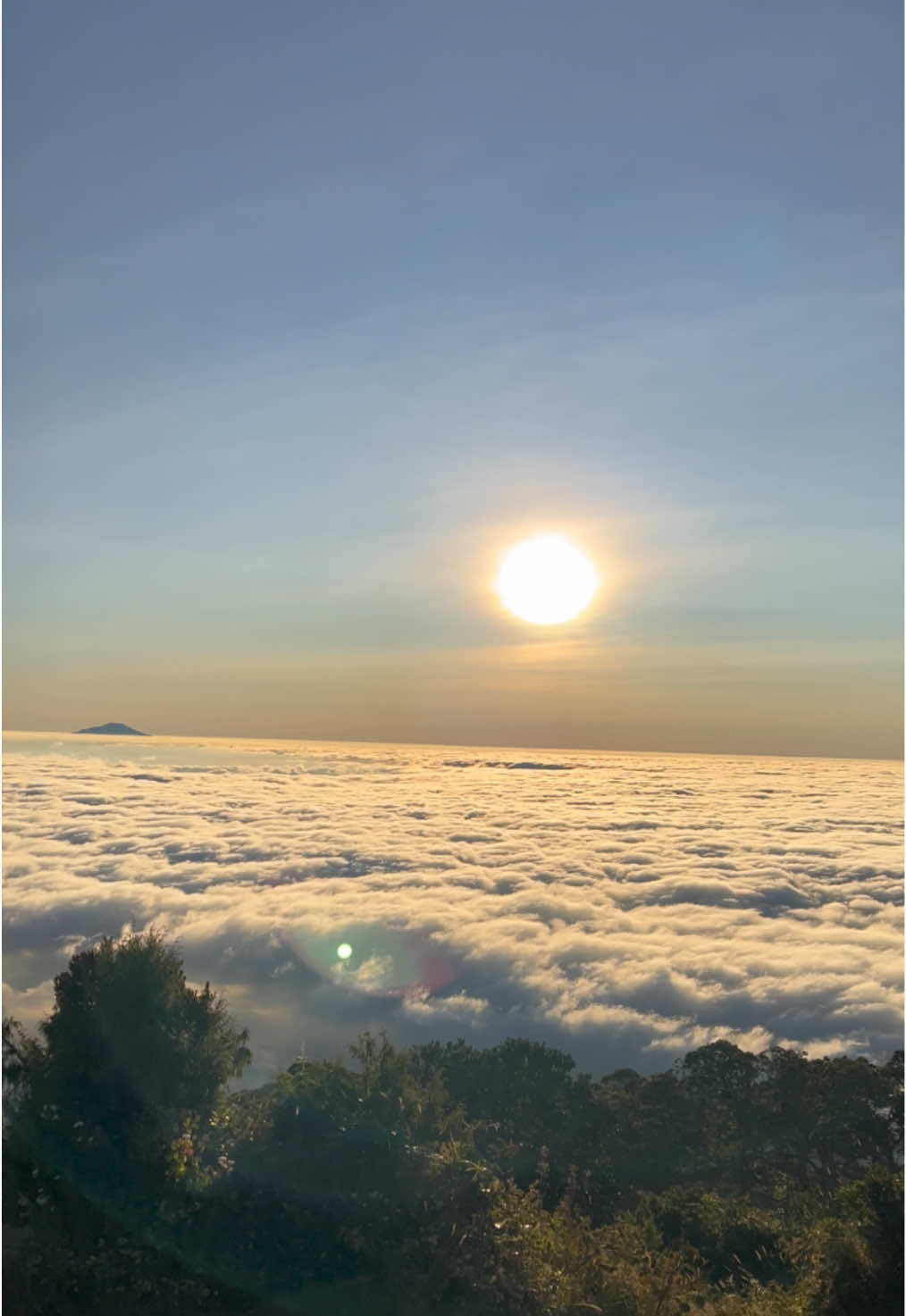 Gimna bisa benci liat view se cantik ini 🥹 #gunungcikuray2821mdpl #gunungsangar #puncakmega #gunungpuntang #gunungsumbing3371mdpl #gunungjabar #gunungsumbingviakaliangkrik #sindoromountain #cikurayviatapakgeurot #gedepangrango2958mdpl #gunungslamet3428mdpl #cikuray_2821mdpl #cikurayviapemancar #fyp 