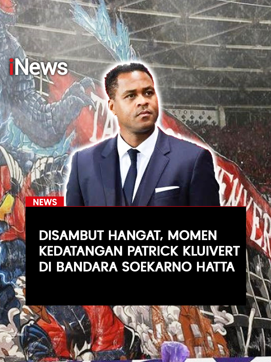 Pelatih kepala anyar Timnas Indonesia, Patrick Kluivert, akhirnya tiba di Tanah Air pada Sabtu, (11/1/2025) malam. Ia mendarat di Terminal 3 Soekarno-Hatta setelah menempuh perjalanan panjang dari Amsterdam, Belanda. Menurut informasi, Kluivert dijadwalkan akan menggelar konferensi pers perdananya sekaligus pengenalannya sebagai Pelatih pada Minggu (12/1/2025) esok hari di Hotel Mulia Jakarta. Setelah Itu ia akan memulai tugasnya mempersiapkan tim untuk agenda penting yang sudah menanti, termasuk di kualifikasi Piala Dunia 2026 zona Asia putaran tiga. #iNews #TimnasIndonesia #PatrickKluivert #Indonesia #RoadtoPialaDunia