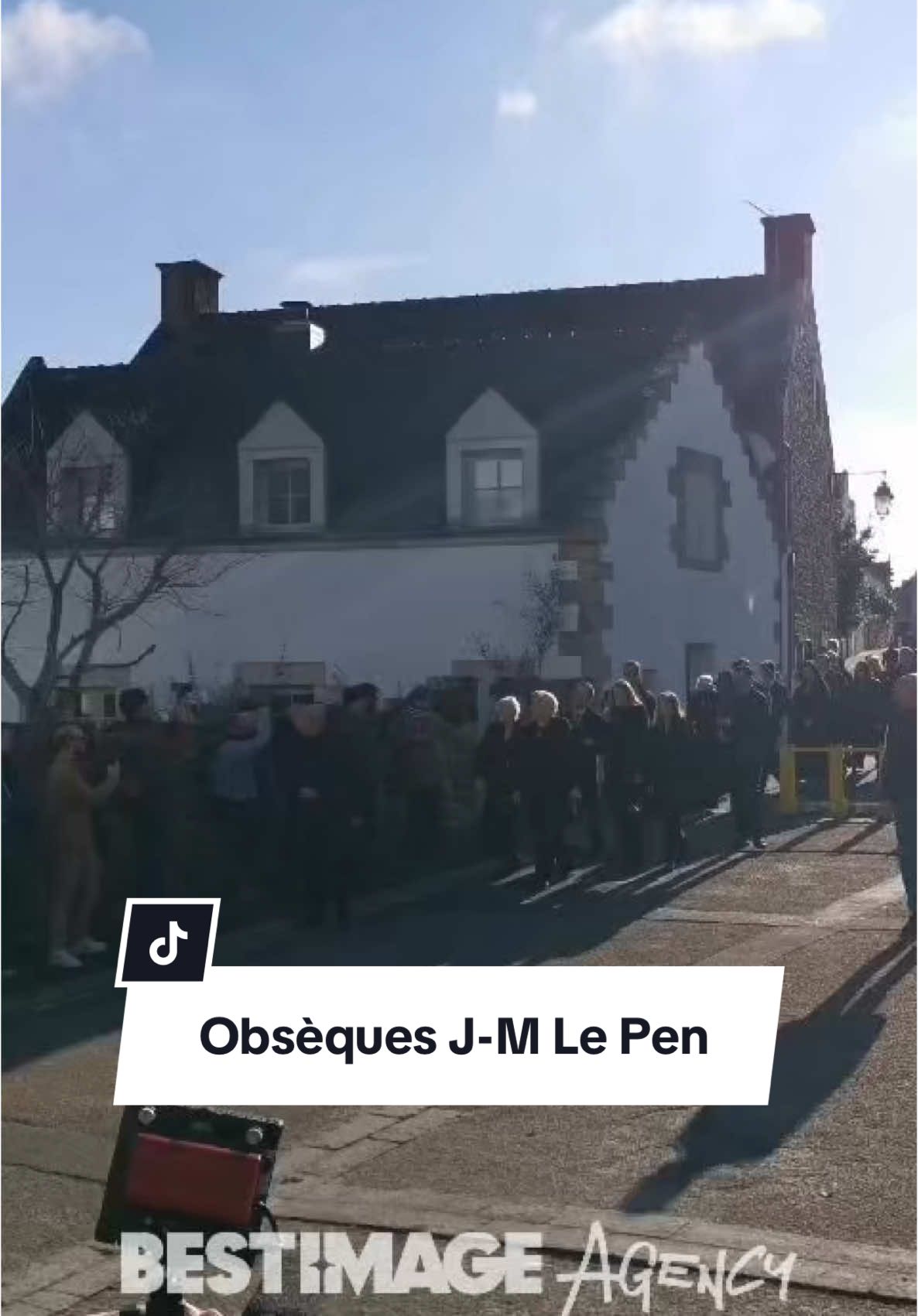 Marine Le Pen fait son entrée à l’église de La Trinité-sur-Mer pour rendre un dernier hommage à son père, Jean-Marie Le Pen.  Un moment solennel et chargé d’émotion, sous les regards de tous.  #MarineLePen #JeanMarieLePen #Obsèques #Politique #TrinitéSurMer #MomentSolennel #Hommage #Actualité