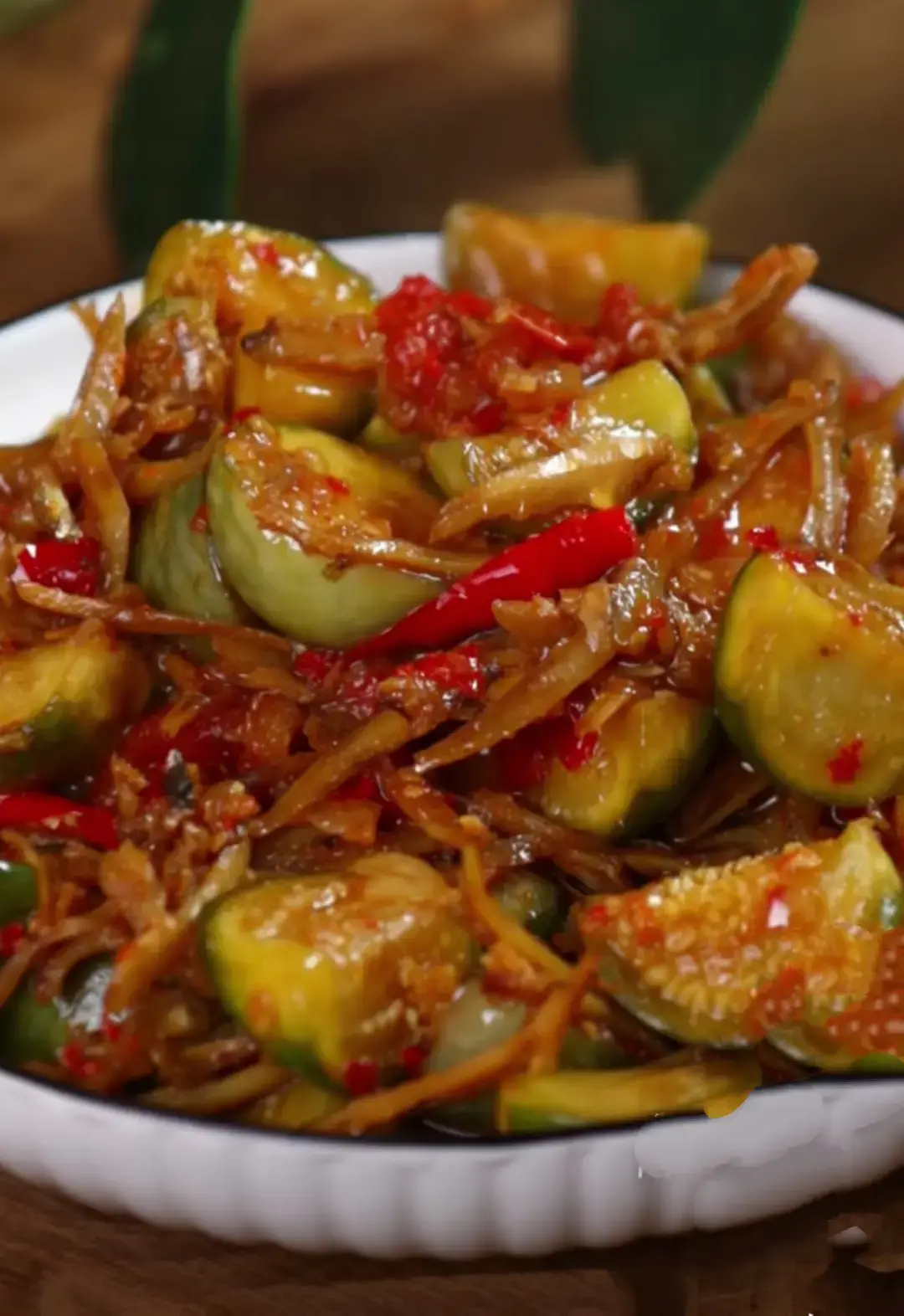 Masakan sederhana gini yang bikin habis nasi sebakul !! Bahan: 500gr terong lalap 100gr ikan teri 5 cabe merah (di iris) 1 tomat merah (di potong) 1 sdt penyedap 1 sdt gula 1 sdm kecap manis 150ml air Bumbu halus: 5 cabe merah (mau lebih pedas tambah cabe rawit) 6 bawang merah 4 bawang putih 1 sdt garam #masakansederhana #sederhana #masakan #masakansimpel
