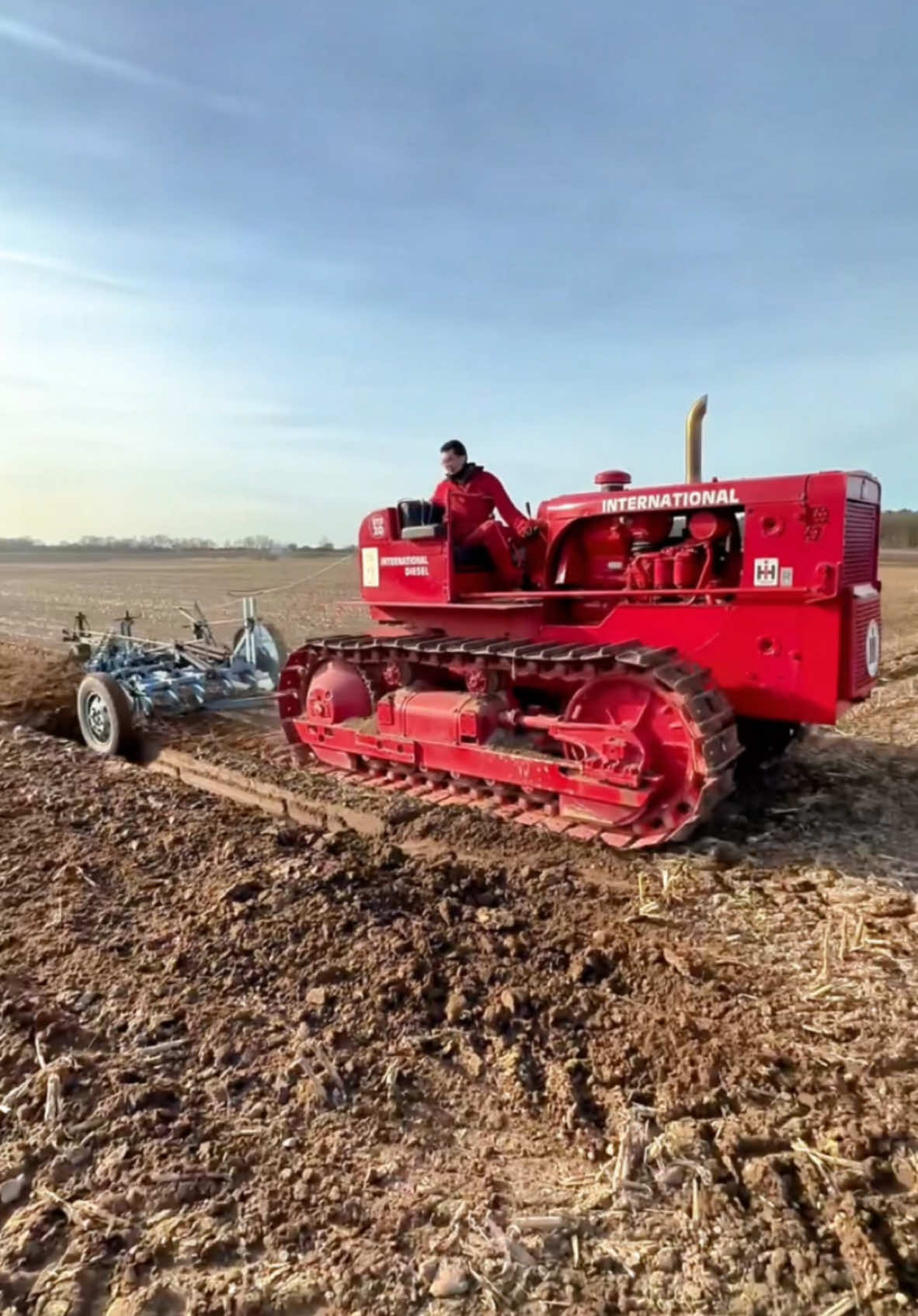 International crawler tractor with Rolls Royce engine #internationaltractor #crawlertractor #ploughing #tractortok #tracrorlove 