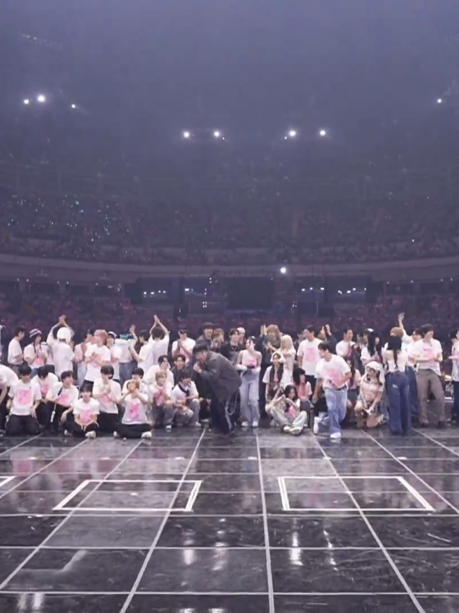 smtown closing full, cr.252collector #smtown2025 #smtown #smfamily #tvxq #superjunior #boa #aespa #dearalice #riize #exo #shinee #snsd #nct127 #nctdream #wayv #nctwish #bada #redvelvet #fyp 