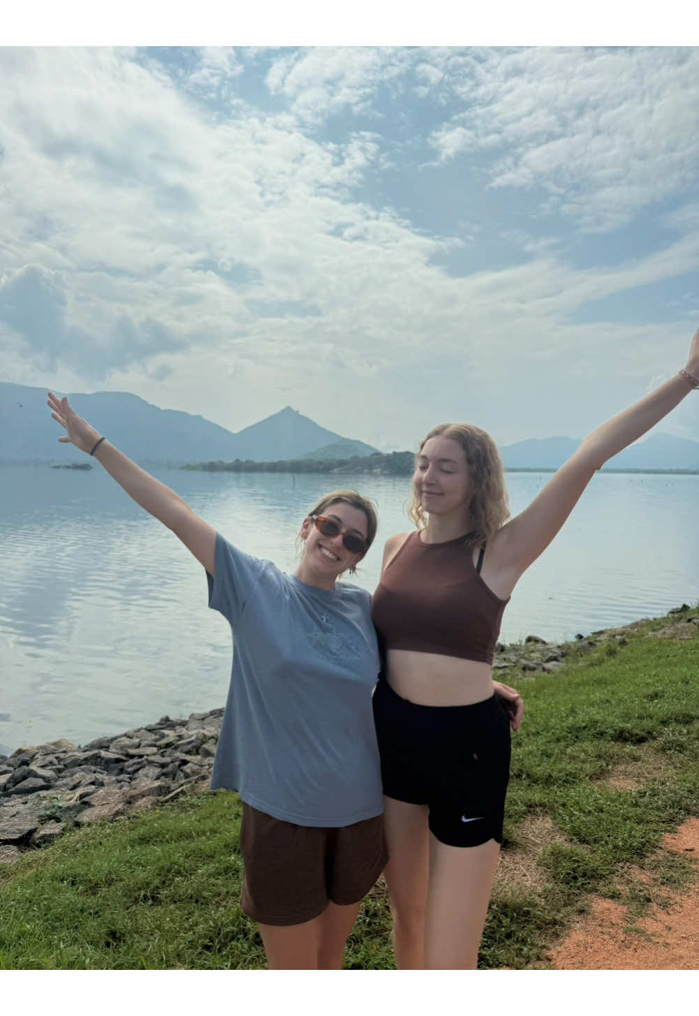 name a better spot for a pit stop 🤩 I’ll wait ⛰️ I literally cannot stop talking about the nature you just stumble across in Sri Lanka 🇱🇰 this beautiful lake happened to be on the drive from dambulla to Ella 🌿 Sri Lanka has sooo many hidden gems so make sure to add it to your 2025 bucket list ➡️🤩 #backpacking #travel #solotravel #srilanka #srilankatravel #srilankatrip #hiddengems #sigiriya #dambulla #viewpoint 