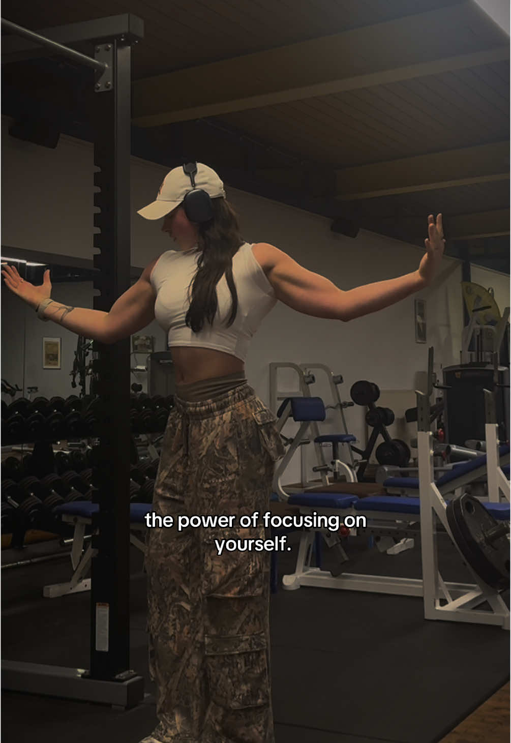 #GymTok #Fitness #thepoweroffocusing #poweroffocusingonyourself #gymcontent #flex #bizepspose #bizeps #lighting #posing #jim #gymrat #gymgirl #bodybuilding #hardwork #hardworkpaysoff #grow 