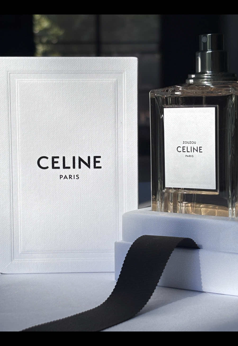 CELINE EAU DE PARFUM ZOUZOU  น้ำหอมกลิ่นใหม่ รังสรรค์โดย CELINE. ZOUZOU สะท้อนเสน่ห์แห่งความมีชีวิตชีวาและกลิ่นหอมละมุน ชวนหลงใหลกับกลิ่นหอมยวนใจของแอมเบอร์ที่ผสานเข้ากับกลิ่นแป้งละมุน บ่งบอกเอกลักษณ์ของคอลเลคชั่นน้ำหอม CELINE HAUTE PARFUMERIE มีความโดดเด่นด้วยกลิ่นหอมหวานละมุน วนิลลา คาราเมล ——————————————— กลิ่น: กำยาน, ถั่วตองกา, พิมเสน, แลปดานัม, วานิลลิน, มัสก์ ————————————————— 3ml = 540 ฿ 5ml = 900 ฿ 10ml = 1700 ฿ free shipping ทุกออเดอร์ ——————————————— #perfumesdae #น้ำหอม #CELINE #น้ําหอมเคาต์เตอร์แบรนด์แท้💯 #ZOUZOU #น้ำหอมแท้แบ่งขายperfumesdae #น้ำหอมแท้แบ่งขาย #น้ำหอมceline #รีวิวน้ำหอมceline