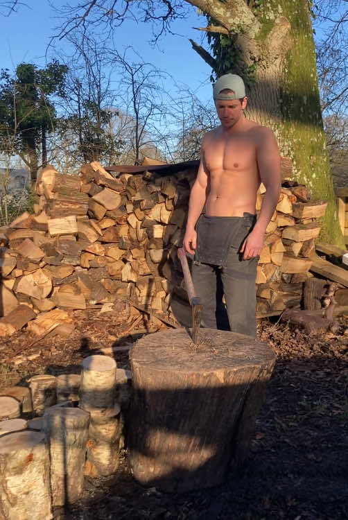 Warming myself after a ice dip this morning. #topless #logsplitting #woodsplitting #gay #twunk #hardwork #carhartt #countrylife #dungarees #cap #muscle 