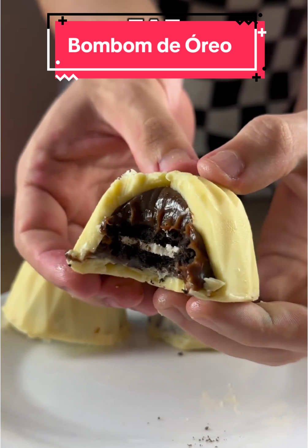 ISSO DAQUI ATÉ UMA CRIANÇA FAZ!!! 😋 #receitasimples #receitafacil #sobremesa #doces #receitas  • • • ⚠️(ingredientes)⚠️ -200g de chocolate branco -1 cx de leite condensado -1/2 cx de creme de leite -1 col de manteiga sem sal - 3 col. de cacau em po -q/b sal -6 biscoitos