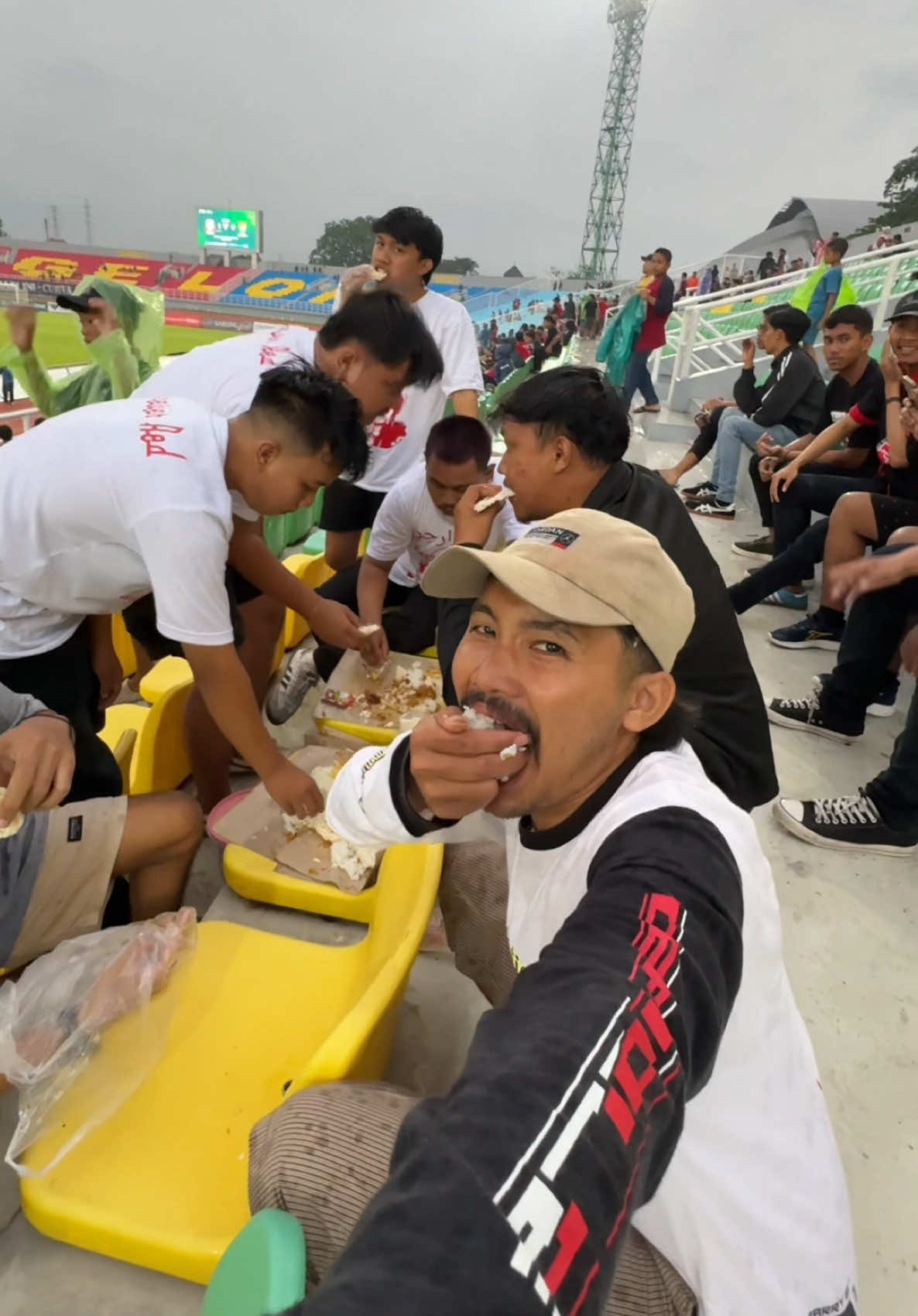 Makan bareng di stadion gelora delta sidoarjo ☺️😍 * Makan bareng itu ternyata asik ya hehehe, next makan bareng dimana lagi ya 😁😂 ~ Deltras vs persibo @cakmbombingg @Ojannn @Aqmal Abdurrachman @kancilll @Ali ndok @rafiiamanggss @Davis @Yusky Mboiss.  #kulinertiktok #sepakbola #deltrassidoarjo #deltamania #persibobojonegoro #sidoarjo #fyp #foryou #funny #xyzbca 