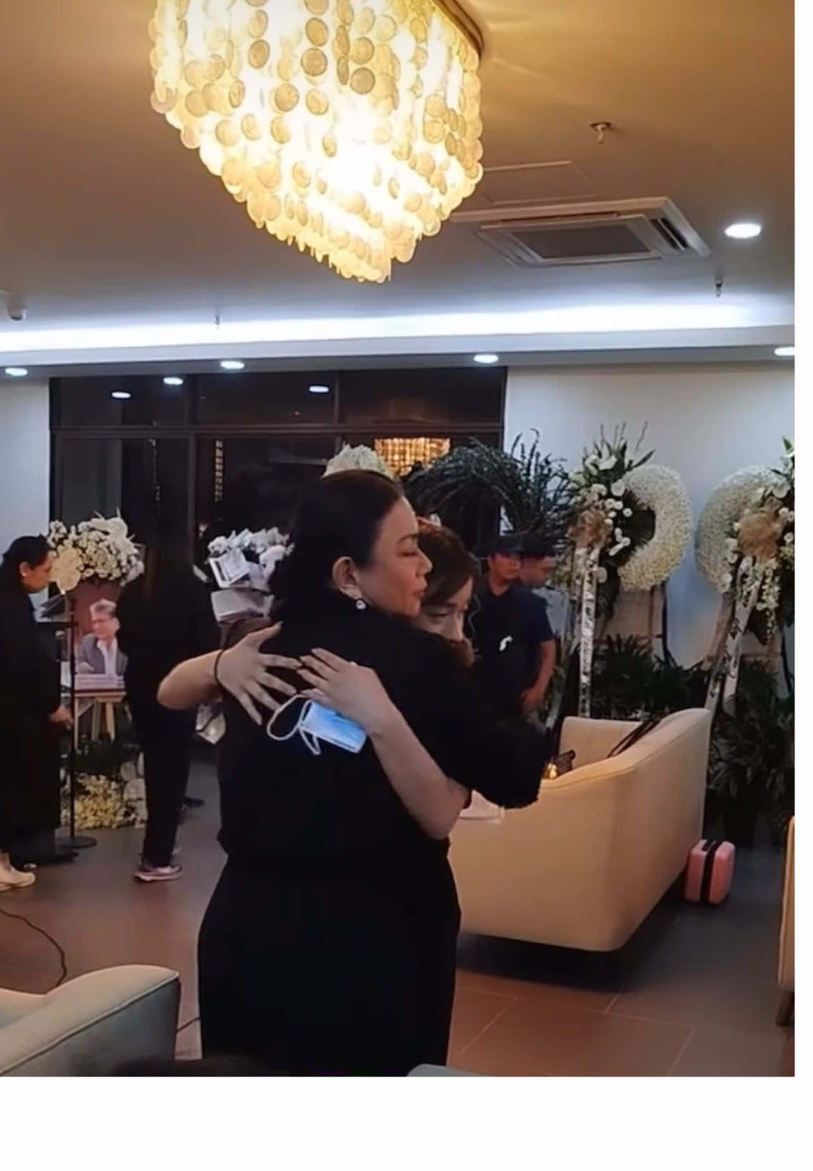 Jillian Ward sympathizes with Dina Bonnevie on the last night of her husband, DV Savellano's, wake in Manila. ©️All rights and credit go to the rightful owners. No copyright infringement is intended. #dinabonnevie #actress #celebrity #jillianward 