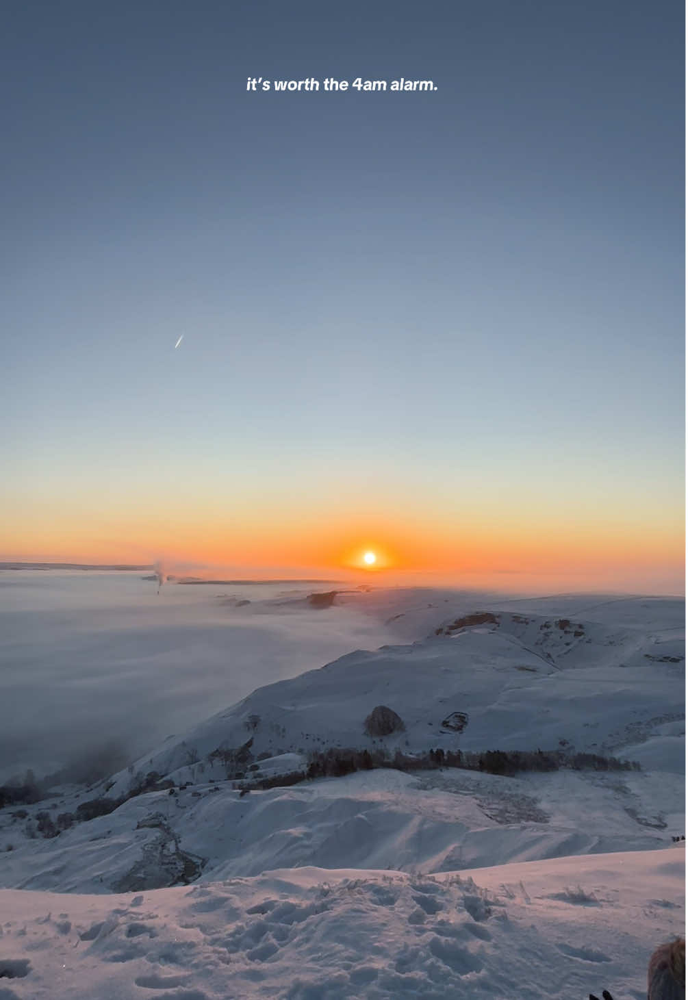 snowy sunrise at Mam Tor 🌄☃️  #peakdistrict #mamtor #sunrise 