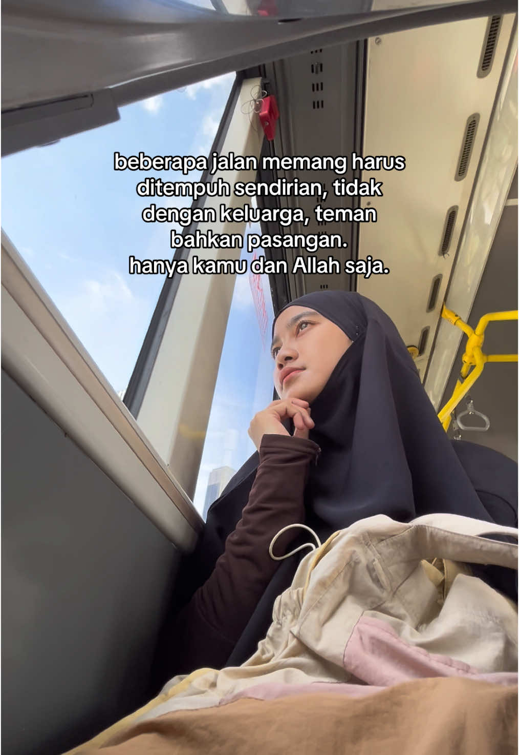 sendirian maksudnya tidak dengan makhluk. tapi sebenarnya kita tidak benar benar sendiri karena ada Allah yang selalu menemani🫶🏻