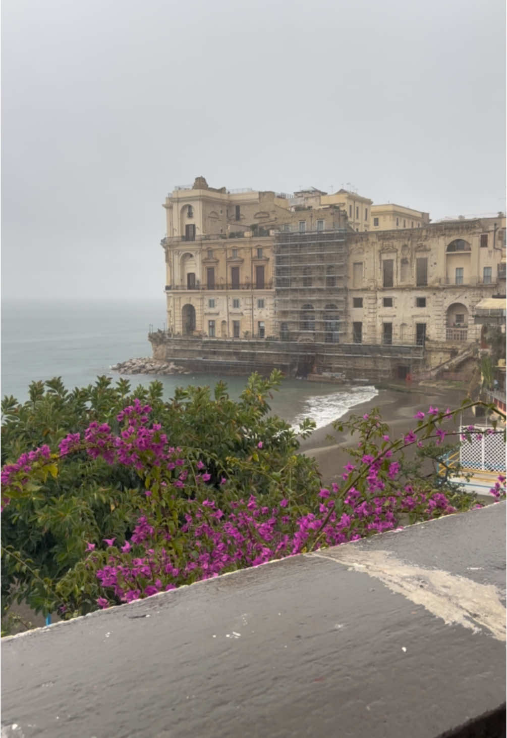 E aspiette che chiove L'acqua te 'nfonne e va Tanto l'aria s'adda cagna' 🌧️ #napoli #naples #naplesitaly #discovernaples #discoverwithpeppemor #peppemor #italy 