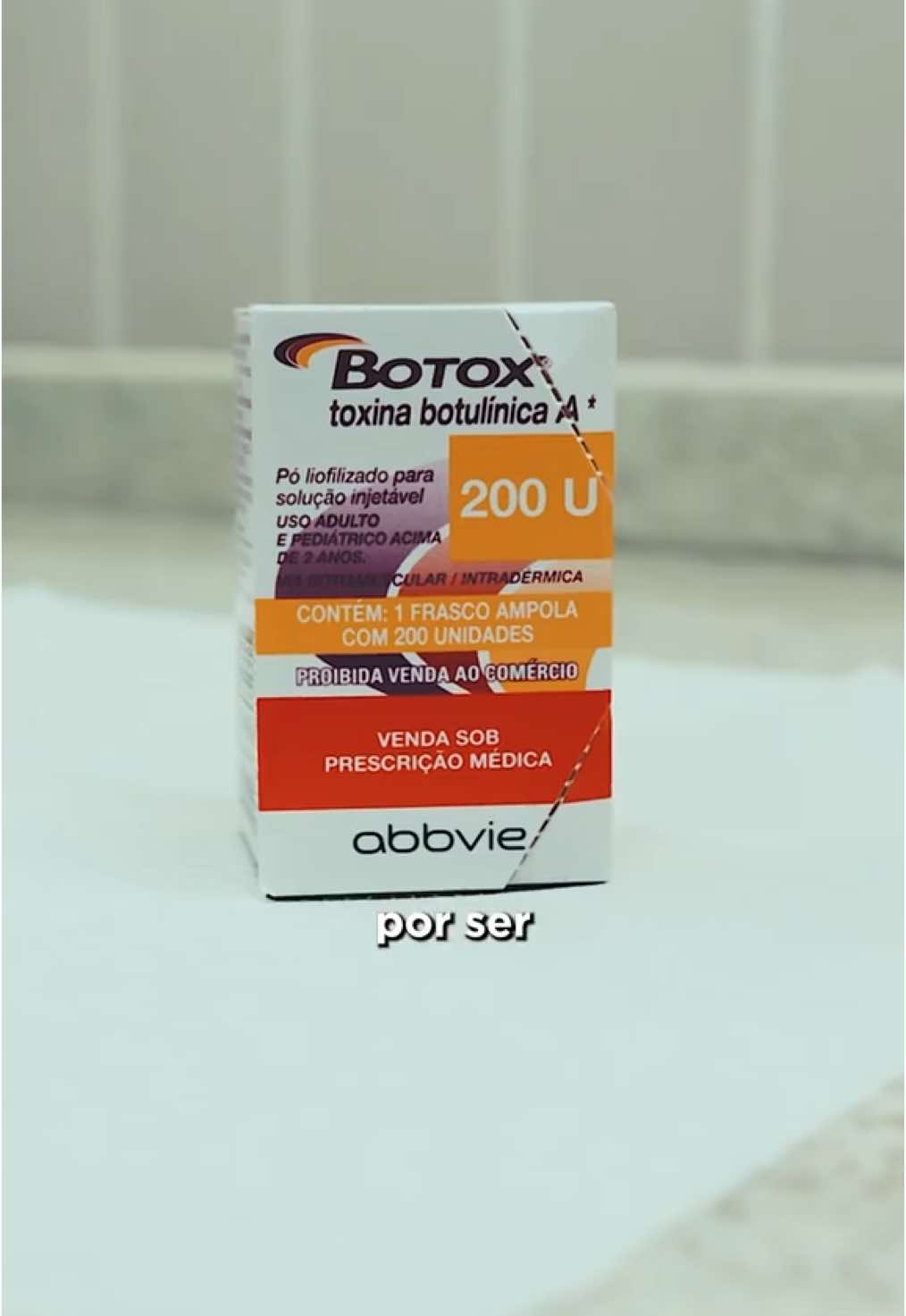 💉 O que acontece na sua pele quando você aplica Botox? 💉 Muita gente tem dúvidas sobre o que realmente acontece quando o botox é aplicado na pele. Vamos esclarecer tudo para você! 🔍 O que é Botox? Botox é uma marca registrada, mas a palavra ficou tão popular que todo mundo usa para se referir à toxina botulínica. É ela que faz a mágica acontecer! ✨ 🧴 O que a toxina botulínica faz? Ela age como um relaxante muscular, paralisando o músculo e suavizando as rugas na pele acima dele. O resultado? Uma pele mais lisa, relaxada e rejuvenescida mas Cuidado! É importante lembrar que a toxina botulínica deve ser aplicada corretamente. Quando usada de forma excessiva ou errada, pode trazer resultados artificiais e até prejudicar sua saúde! Por isso, sempre procure profissionais qualificados! Dra. Amanda Paola CRBM 31806 👩 Aposte na beleza com segurança e qualidade. Aposte na Botoclinic! 💖 #Botox #ToxinaBotulínica #EstéticaSegura #CuidadosComOBotox #Rejuvenescimento #BelezaComSegurança #Botoclinic
