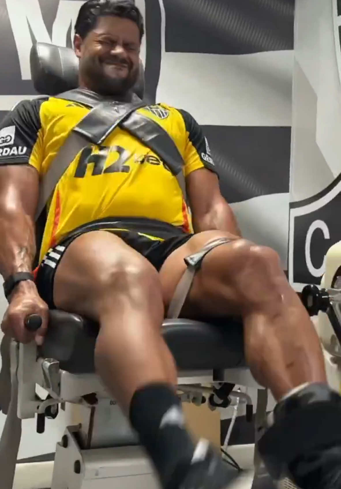 💪🇧🇷🤯 ¡Impresionante la fuerza de Hulk!  🎥: X/Atletico #hulk #brasil #futbol #Soccer #viral 