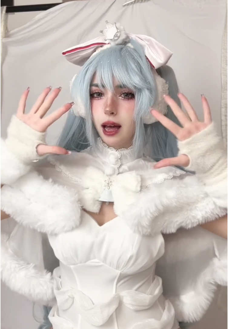 Miku says...??? watch till the end to see the switch. lol  #hatsunemiku #mikucosplay #hatsunemikucosplay #hatsunemikuchristmas 