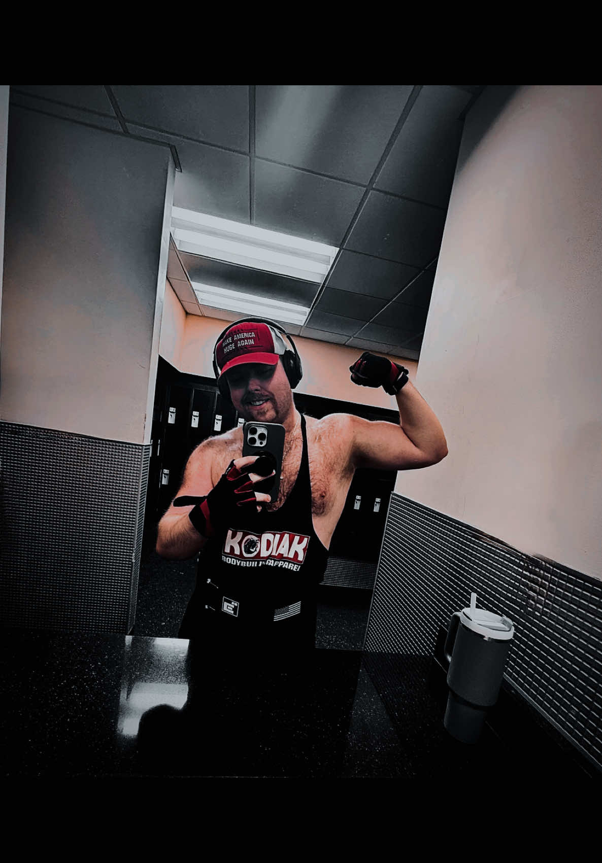 flexing all the way to the bank 🤑  • • • • • #fitnessjourney #strengthtraining #fitnessmotivation #motivated #progresspic #gymdude #gymmotivation #bodybuilder #fitnessaddicted #swole #athleticaesthetics #trainhard #regangrimes #fitnesscoach #physique #fitspo 