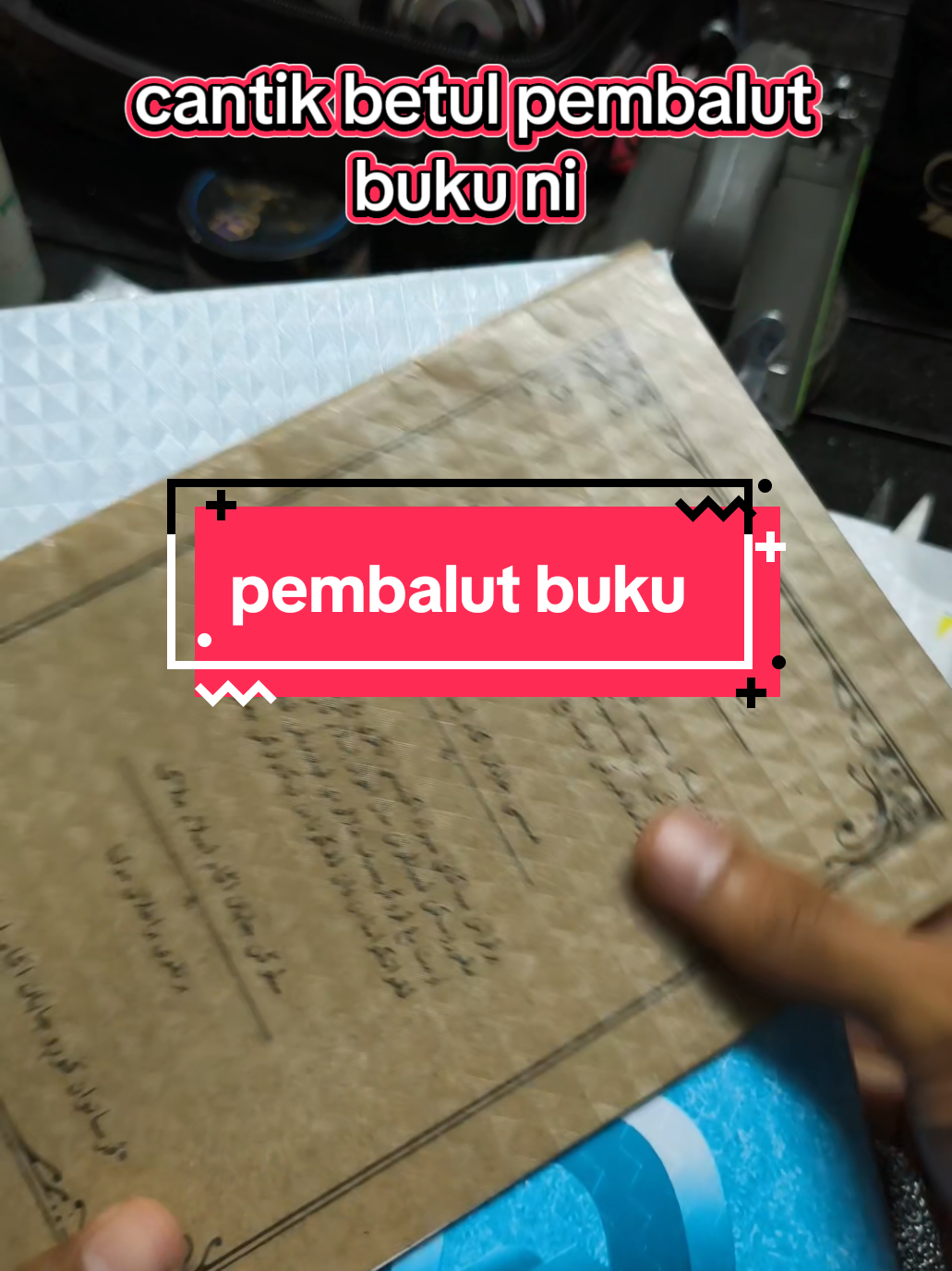 pembalut buku sekolah dan buku aktiviti #pembalutbuku #pembalutbukusekolah #pembalutbukuviral 