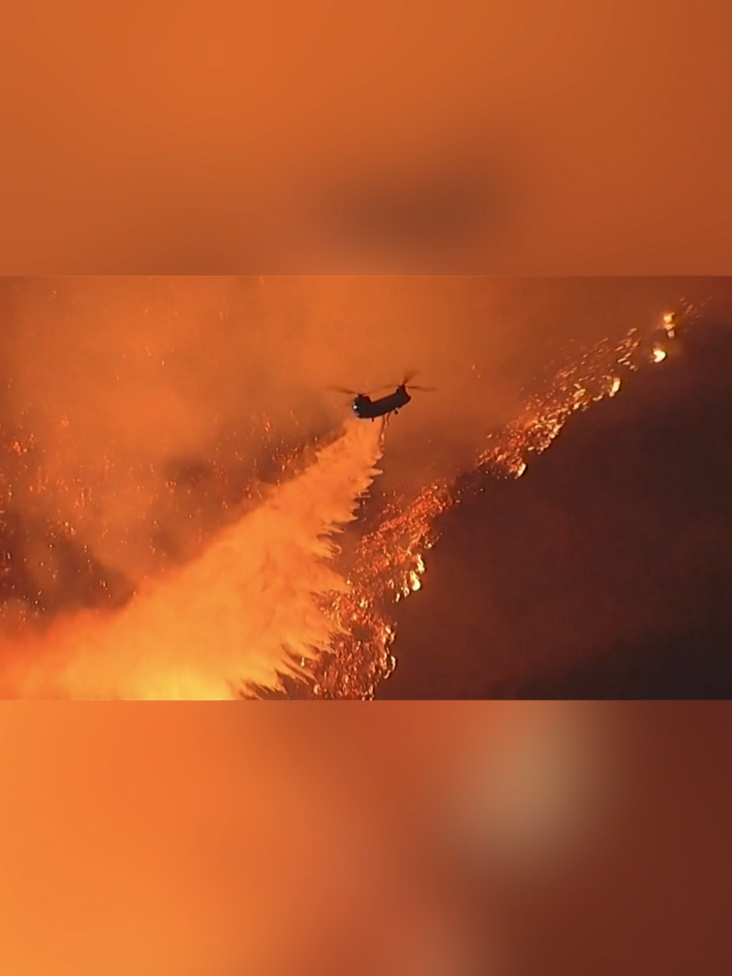 Helicópteros combaten el fuego sobre Los Ángeles, California, que envolvía las montañas de Santa Mónica. #Latinus #InformaciónParaTi