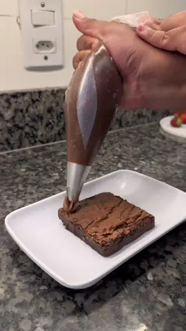 chega de ficar rasgando saco de confeitar 😂 #dicas #confeitaria #doces #bolos #confeitariadesucesso #fyp 
