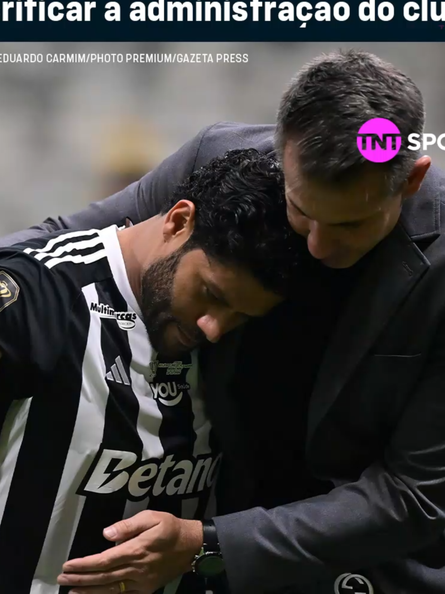 O FUTEBOL BRASILEIRO É DIFERENTE DEMAIS! É SERTANEJO PRA CRITICAR GESTÃO! 😂😅🐔 Alguns torcedores do Atlético alugaram um carro de som e fizeram um protesto! No final teve essa música feita por Inteligência Artificial! Não pode dizer que não foram criativos... 📹: ResistenciaCAM/X #futebolbrasileiro #tiktokesportes #protesto #resenha #atleticomineiro #galo