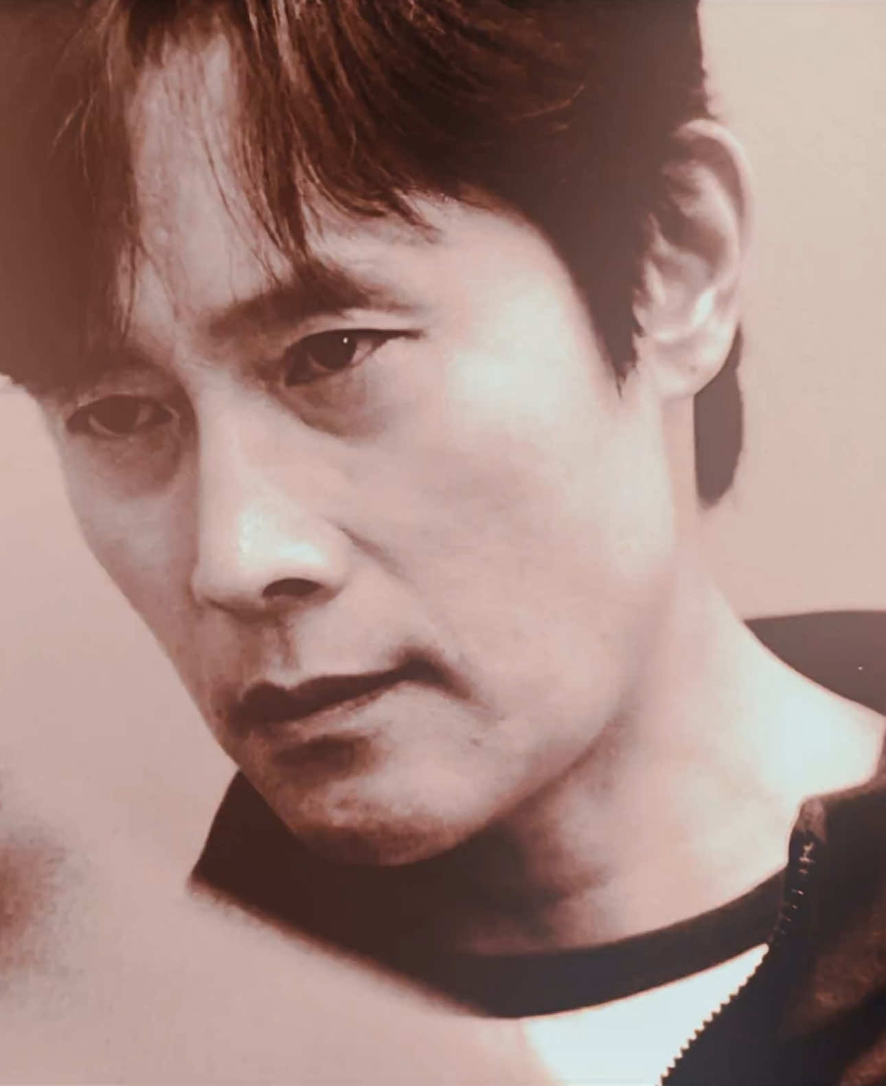 god the way he looks at gihun with those eyes. | for @nat cause shes sharing him with me… i hope. | ac: fireflyaudios. scp: ulrichaep. cc: evq3ap (heavily edited.) | #leebyunghun #001squidgame #thefrontman #hwanginho #edits #velocityedits #aftereffects