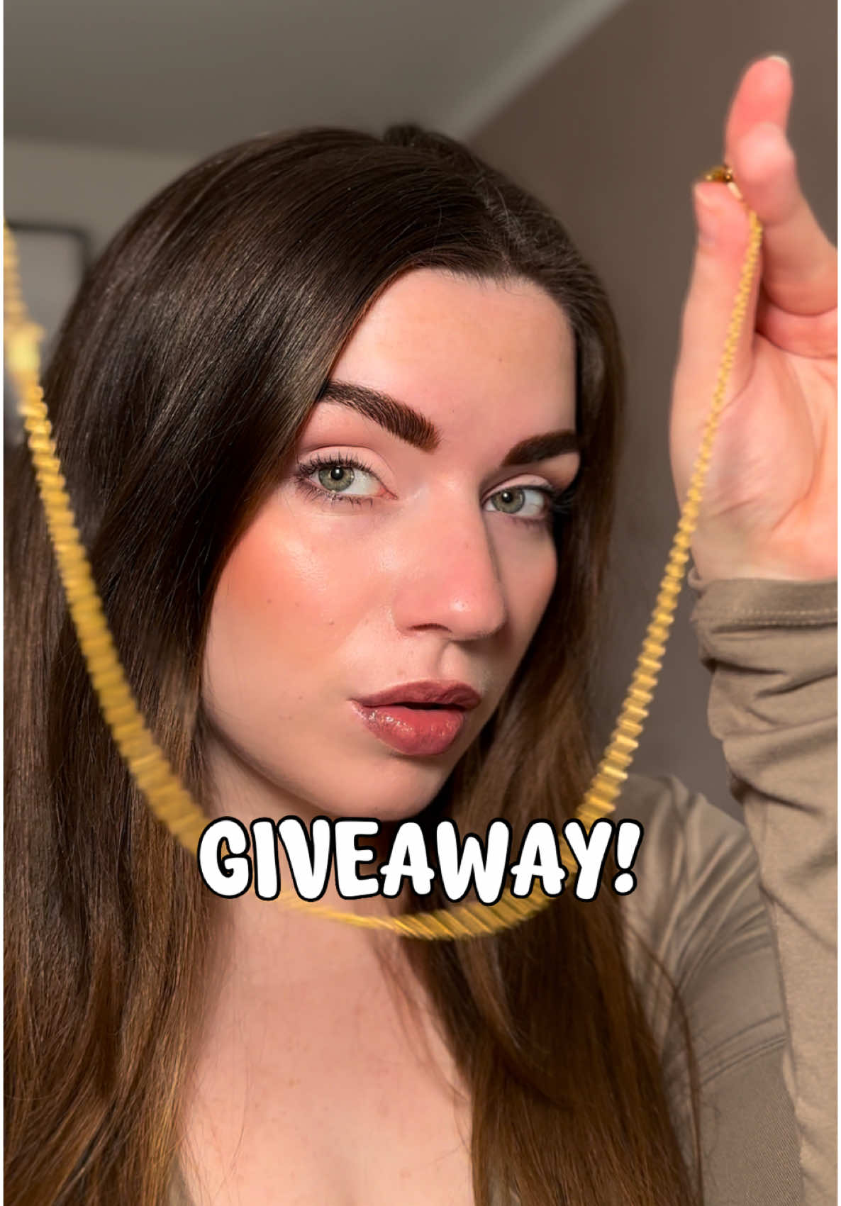 🛍️ GIVEAWAY-TIME!🛍️ Ich verlose mit @ICRUSH_JEWELRY diese zwei wunderschönen Schmuckstücke! 🩷✨ Das Paket besteht aus: * 1x DELICATE DNA Kette Gold * 1x Modern Appeal Ohrringe Gold. 🩷So machst du mit: 1. Folge mir und @icrush_jewelry ✨ 2. Like dieses Video 🩷 3. Markiere zwei Freundinnen, die das Gewinnspiel nicht verpassen dürfen🤩 Teilnahmeschluss: 18.01.2025, 23:59 Uhr. Der Gewinner wird am 19.01.2025 ausgelost und von mir informiert. *Teilnahmeberechtigt sind alle deutschen Einwohner*innen über 18 Jahre. Dieses Gewinnspiel steht in keiner Verbindung zu Instagram. Daten werden nicht an Dritte weitergegeben. Viel Glück! 🩷 #icrush #icrushcollection #icrushjewelry️