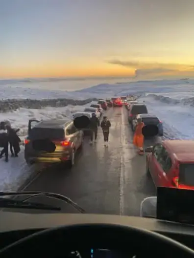 Gritters in the Peak District were unable to clear Rushup Edge and the road to Edale this morning due to around 200 cars double parked along the route. Council crews are urging visitors to move their vehicles to designated car parks to avoid creating blockages. They warn that emergency vehicles and buses would also struggle to get through under such conditions. While enjoying the Peak District is encouraged, visitors are reminded to park responsibly to ensure vital services can access the area. #RushupEdge #ParkingProblems #PeakDistrict