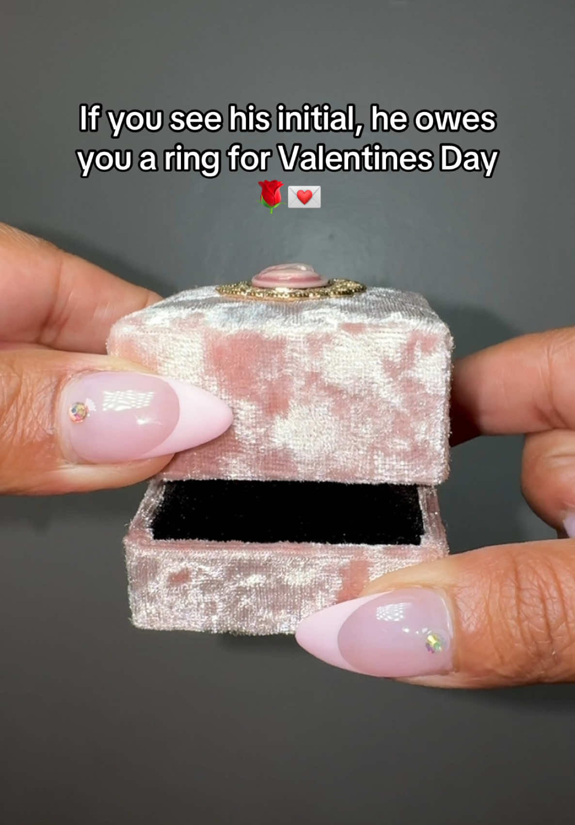 Did you see his initial? #ValentinesDay #valentinesgiftideas #heartjewelry #rings #blingy #rings 