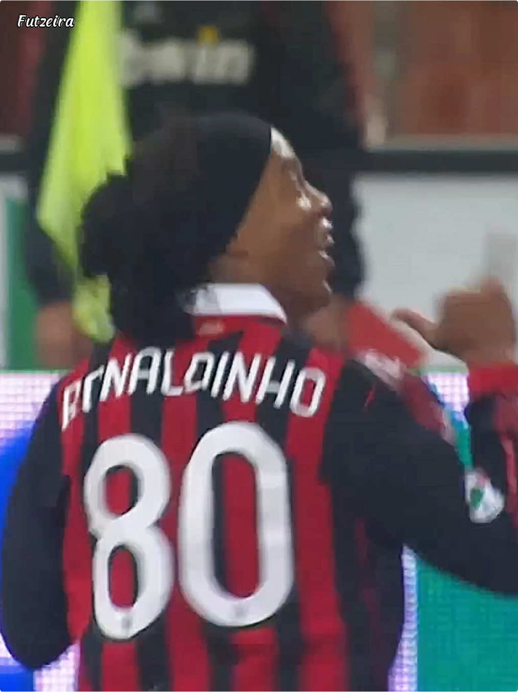 Ronaldinho using 100% of his talent 😱🤯 #acmilan #ronaldinho #footballtiktok #r10 #dribles 