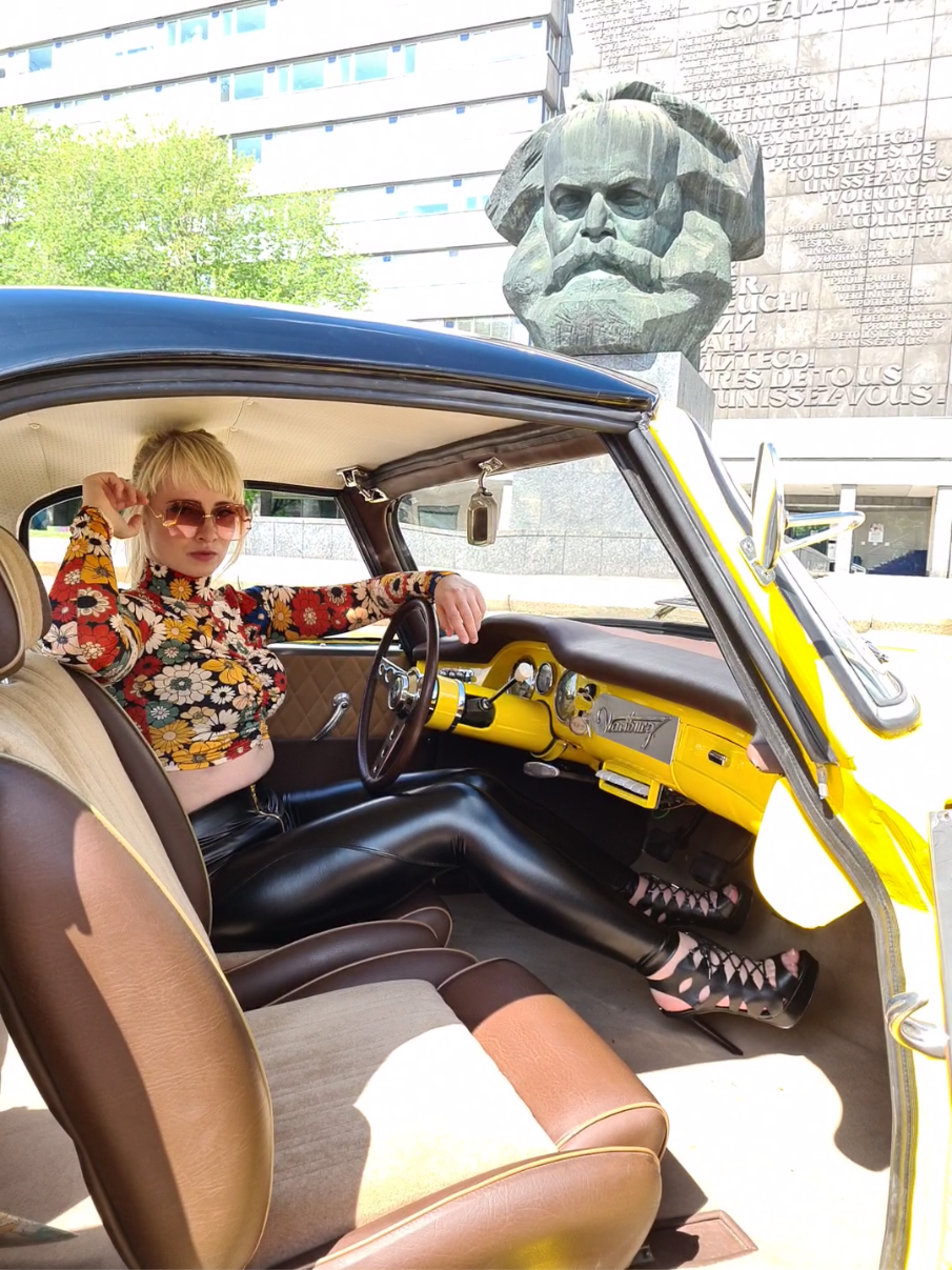 Emi und der Wartburg 313 Sport  🖤💛 www.wartburgkultur.de  #cargirl #lederleggings  #fitnessmodel #sexyback #pairadizeleggings #leathergirl #wartburg313 #chemnitz #ddr #innenarchitektur #karlmarxstadt 